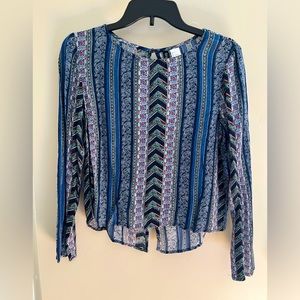 H&M NWT Blue Paisley High-Low Blouse with buttons down the back Size 4